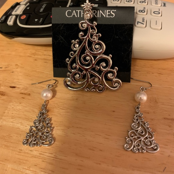 Catherine’s Jewelry - BNWT Catherine’s Christmas tree brooch matching earrings crystals pearls silver